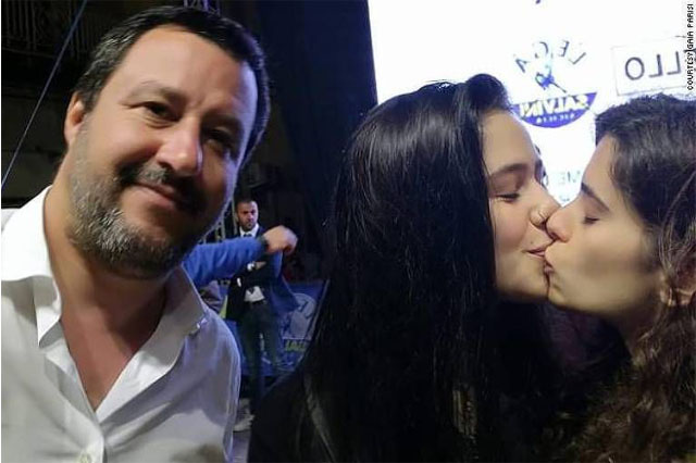 Gaia Parisi e Matilde Rizzo se beijam em selfie de ministro italiano (Foto: Folhapress/UOL)