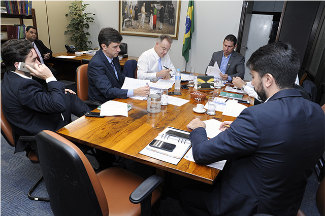 Marcelo Ramos (centro) quer votar projeto até junho (Foto: Cleia Viana/Agência Câmara)