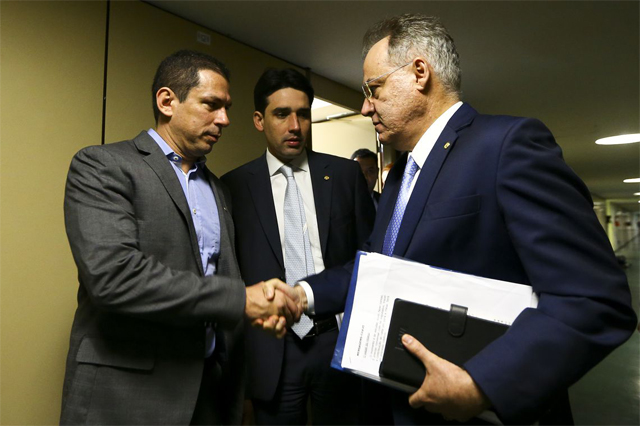 Presidente da Comissão Marcelo Ramos com o relator Samuel Moreira (Foto: Marcelo Camargo/ABr)