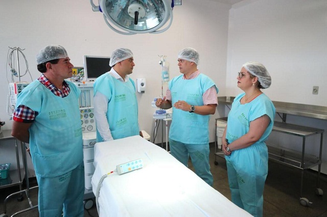 Governador Wilson Lima visitou a nova sala cirúrgica do Hospital Francisca Mendes (Foto: Diego Peres/Secom)