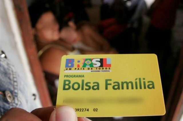 loseta incidente Precursor Bolsonaro anuncia 13° para beneficiários do Bolsa Família