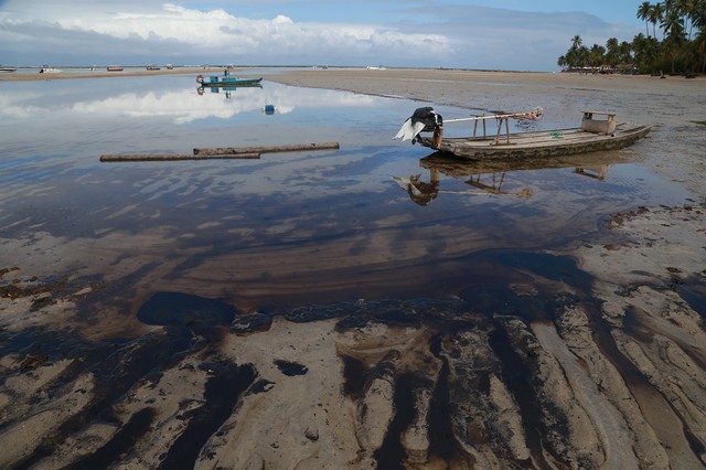 Foto: Diego Nigro/SEI Data: 18-10-2019 Assunto: Mancha de Óleo no litoral pernambucano. Prai dos Carneiros