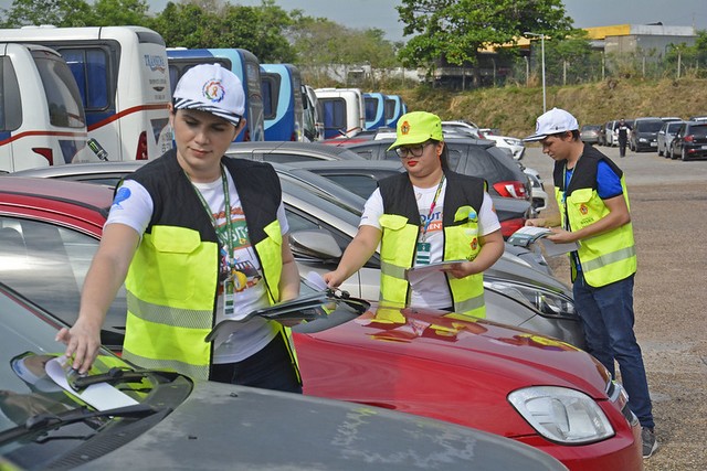 Agentes distribuíram panfletos e orientam sobre a mudança no trânsito (Foto: divulgação)