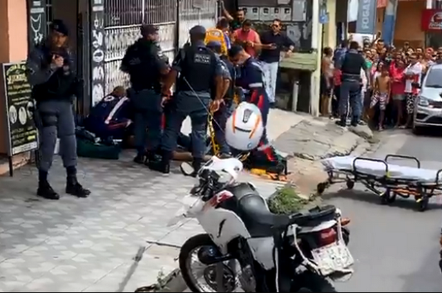 As vítimas foram socorridas e levadas por equipes do Samu e levadas para o Hospital João Lúcio (Foto: Imediato/Reprodução)