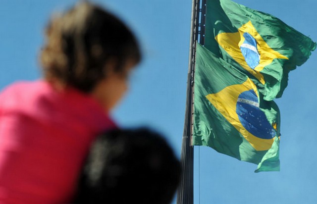 Palavras no lema da bandeira do Brasil foram escolhidas por positivistas: 'O amor por princípio. A ordem por base. O progresso por fim'; o Amor foi retirado (Foto: Arquivo/Agência Brasil)