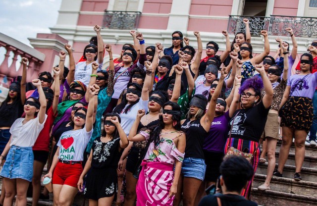 Em Manaus, as mulheres se reuniram na frente ao Teatro Amazonas (Foto: Caio Mota/Divulgação)