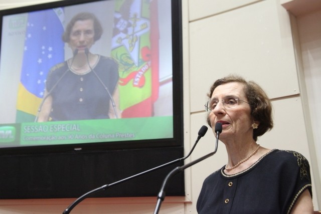 Aos 83 anos, Anita Prestes publica o livro de memórias 'Viver É Tomar Partido' (Foto: Fábio Queiroz/Agência AL-SC)
