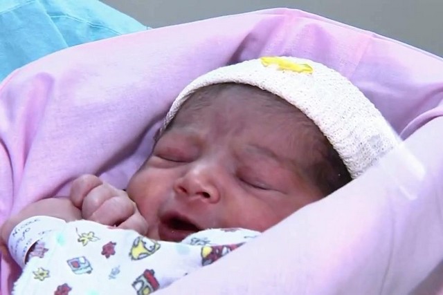 O bebê, que é o terceiro filho do casal, recebeu o nome de Trinidad (Foto: RBSTV/Reprodução)