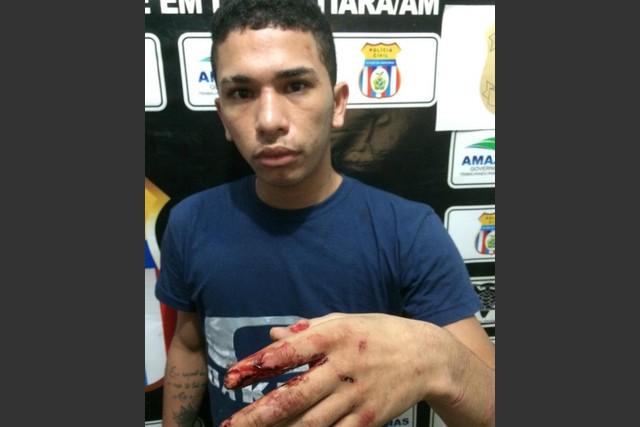 Paulo Luiz de Souza ainda estava sujo de sangue quando foi preso pela polícia onde morava (Foto: Divulgação)