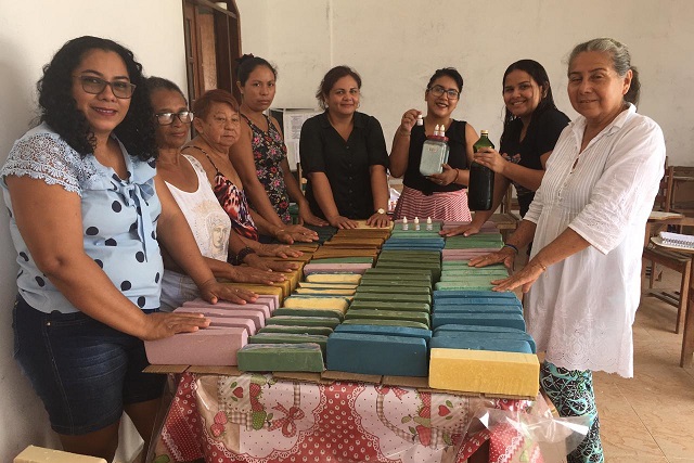 Mulheres produzem sabão artesanal para ajuda na renda (Foto: Aldizangela Brito/Atual)