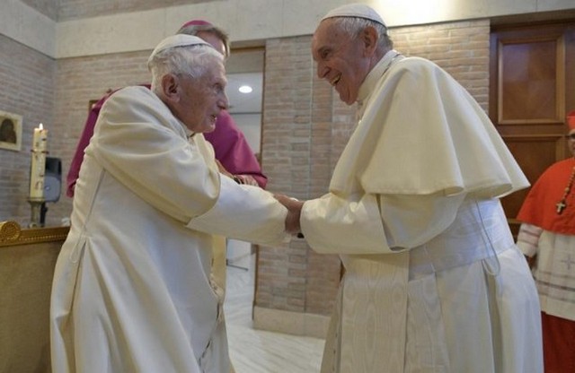 Papa emérito Bento 16 divergem, em parte, sobre a manutenção do celibato (Foto: Vaticamídia/Reprodução)