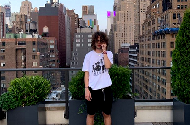 Quando esteve no Brasil em 2019, Lucas Jagger foi criticado por suas unhas pintadas (Foto: Instagram/Reprodução)