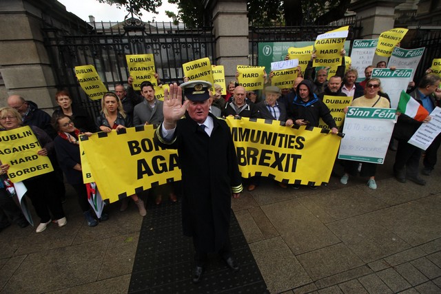 Comunidades fronteiriças contra o Brexit protestam contra presença do primeiro-ministro britânico Boris Johnson (Foto: Sinn Féin/Fotos Públicas)
