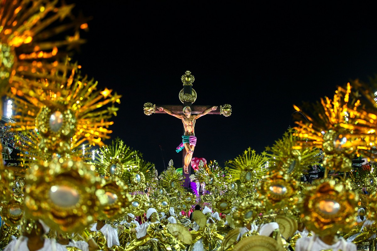 Enredo 'A verdade Vos Fará Livre' mostra Cristo jovem da favela crucificado (Foto Cezar Loureiro/Riotur)