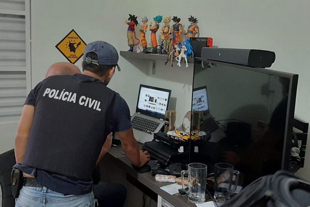 Policiais cumprem mandados judiciais de busca e apreensão de conteúdo relacionado a exploração sexual infantil (Foto: MJSP/Divulgação)