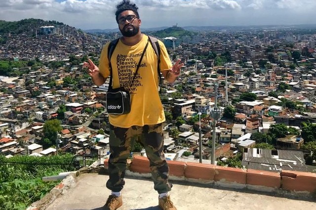 Raull Santiago saia de uma reunião no Complexo da Maré, quando foi abordado pela polícia e teve o celular apreendido (Foto: Facebook/Reprodução)