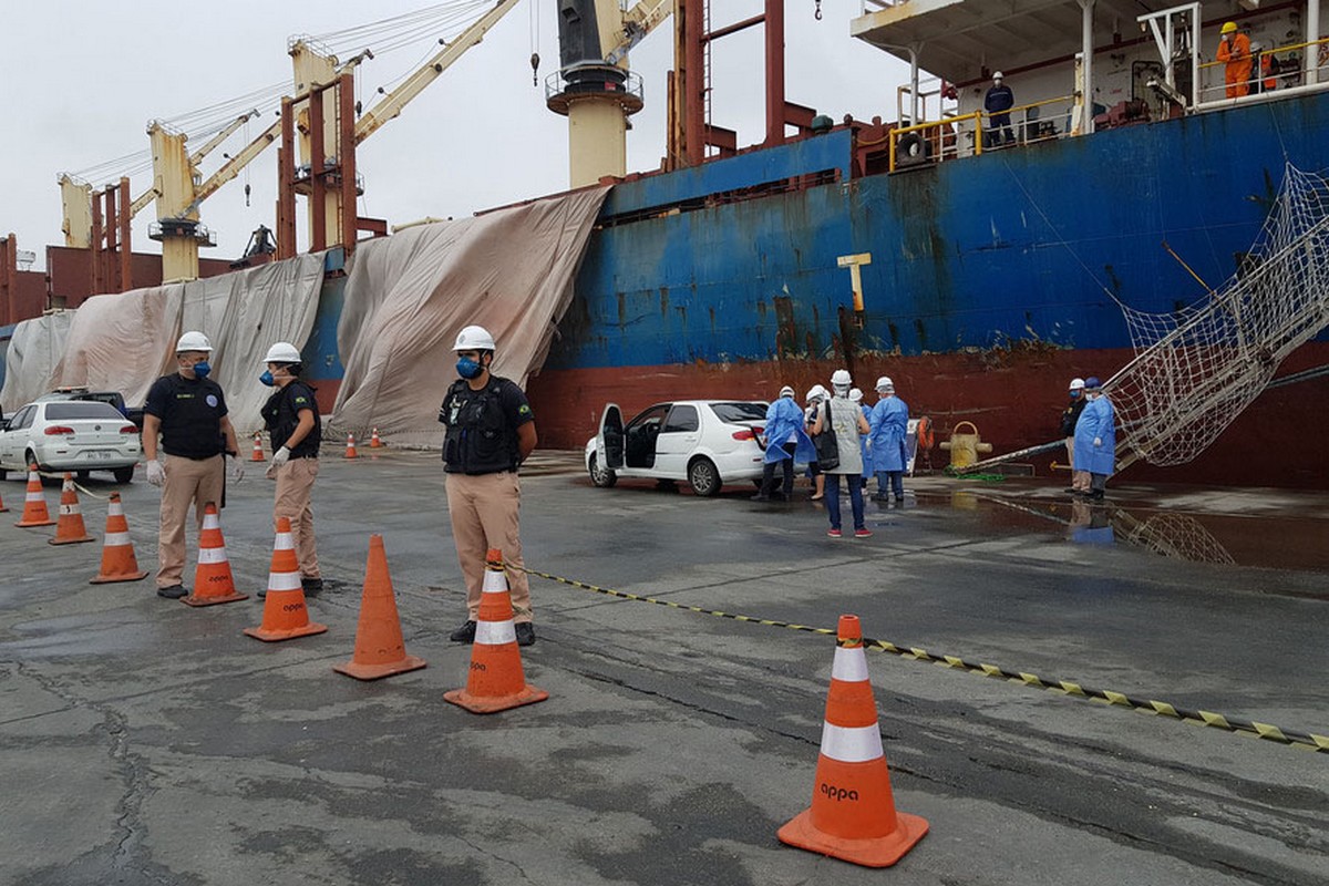 Trabalhadores portuários simulam chegada de um tripulante de navio com sintomas do novo Covid-19 (Foto: Portos do Paraná/Fotos Públicas)