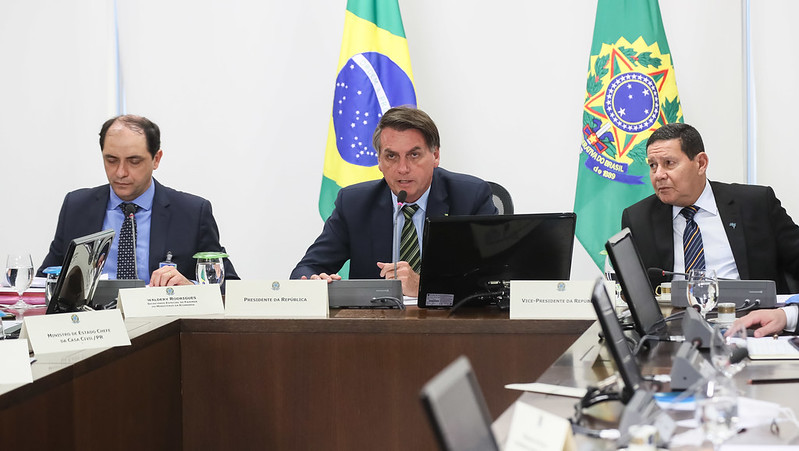 Presidente Jair Bolsonaro em conferência com governadores