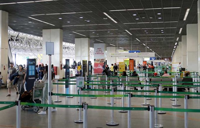 Família dorme bancos instalados para a espera de passageiros (Foto: Wilson Dias/Agência Brasil)