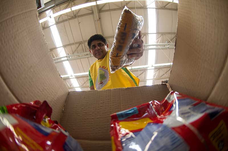 A estimativa é beneficiar 100 mil pessoas com alimentação por um período inicial de três meses (Foto: Marcelo Camargo/Agência Brasil)