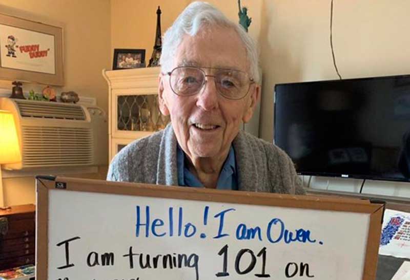 'Oi, eu sou Owen. Estou completando 101 anos no dia 31 de março, mas minha festa foi cancelada por causa da distância social. Me ajude a celebrar conseguindo 101 mil likes' (Foto: Twitter/Reprodução)