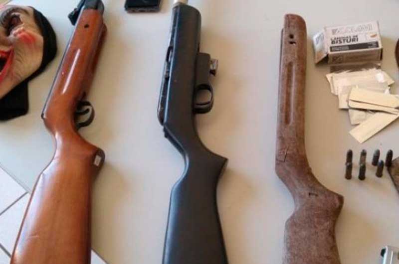 Armas, munições e lâminas de bisturi seriam usadas em ataque na escola (Foto: Polícia Civil/Divulgação)
