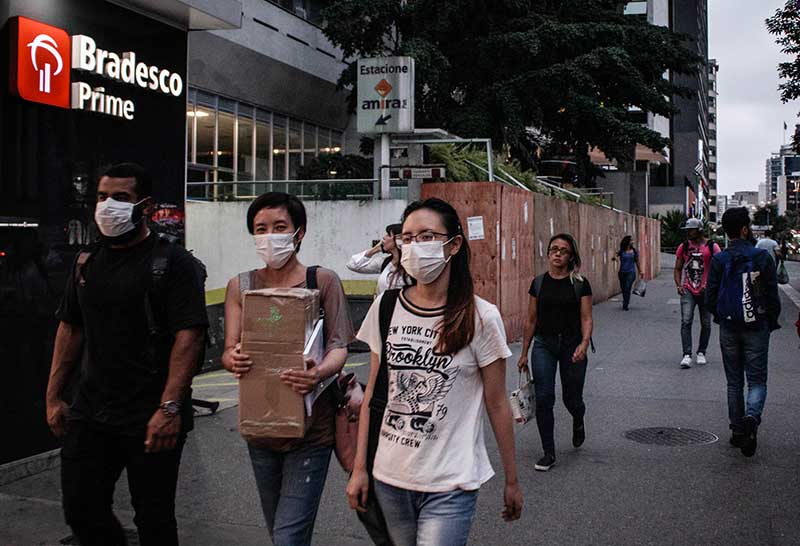 Pessoas usam máscaras para evitar contaminação pelo covid-19. | Foto: Reprodução.