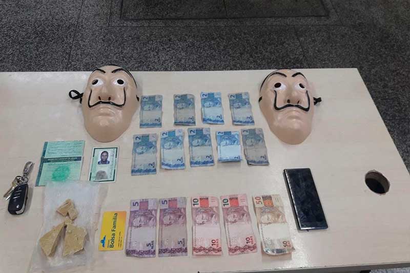 Suspeitos de tráfico de drogas usavam máscaras similares as de série famosa (Foto: Divulgação/PMAM)