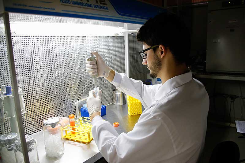 Vacina em desenvolvimento no Brasil difere da que já está sendo testada nos EUA (Foto: Cecília Bastos/USP)