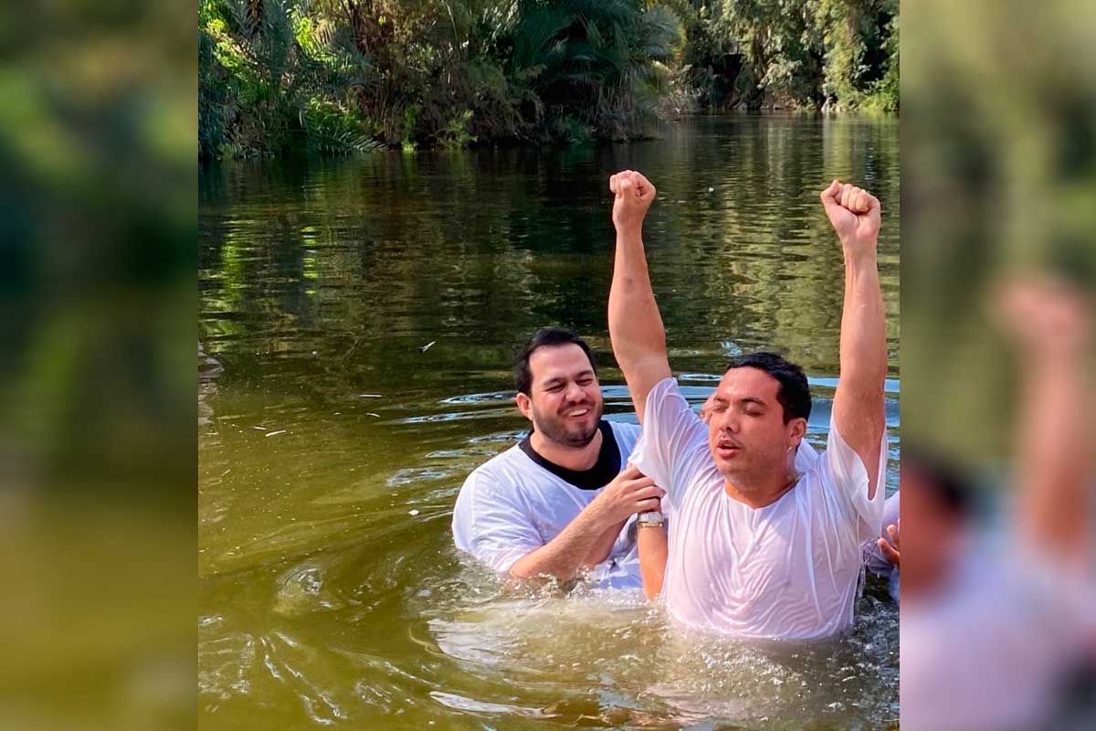 Wesley Safadão compartilhou com seus fãs fotos do batizado nas águas do rio Jordão (Foto: Instagram/Reprodução)