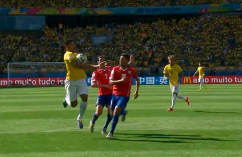 Na na partida entre Brasil e Chile em 2014, um lance em que a bola bateu no ombro do atacante Hulk e o árbitro inglês Howard Webb anulou o gol (Foto: TV Globo/Reprodução)