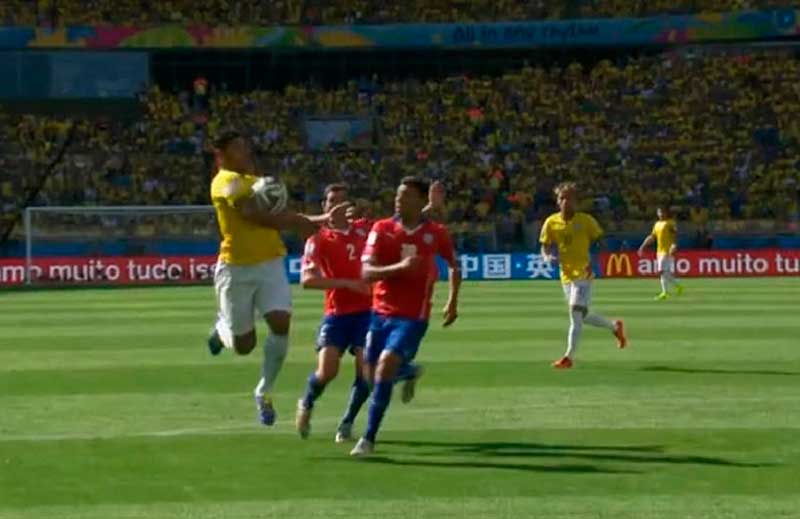 Bola Do Futebol Ou De Futebol No Lance Inicial De Um Jogo Foto de