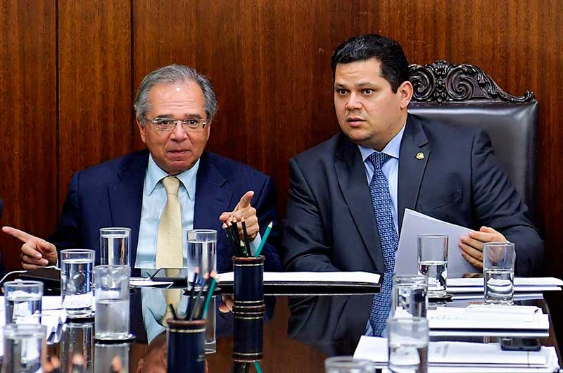 Em negociação com Davi Alcolumbre, Paulo Guedes eleva valor do pacote de ajuda aos estados (Foto: Marcos Brandão/Senado Federal)