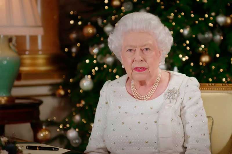 É apenas a quarta vez na história que a rainha Elizabeth 2ª faz uma transmissão especial (Foto: YouTube/Reprodução)