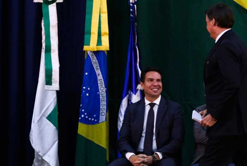 Após derrota no Supremo, Bolsonaro desiste de nomear Ramagem para ...