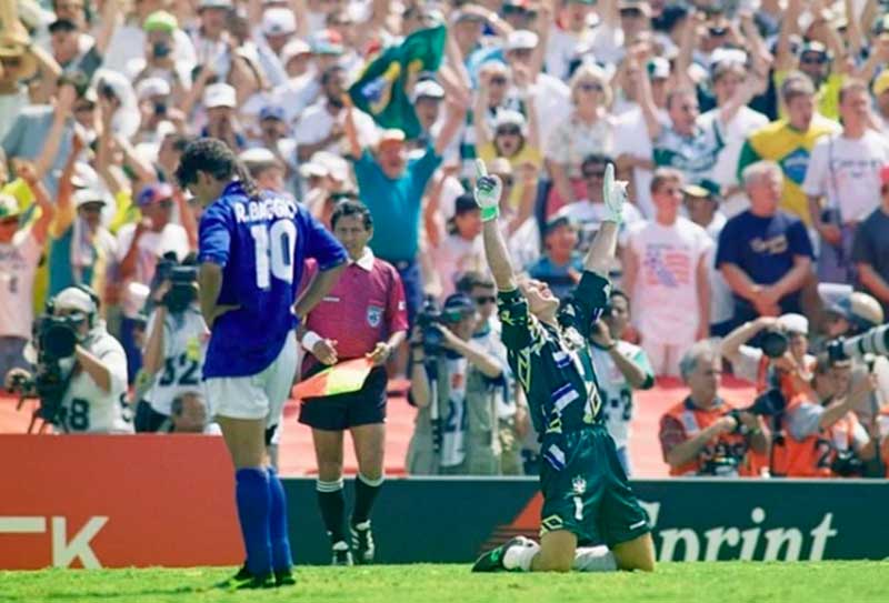 O último pênalti foi de Roberto Baggio, que lançou a bola por cima do travessão (Foto: TV Globo/Reprodução)