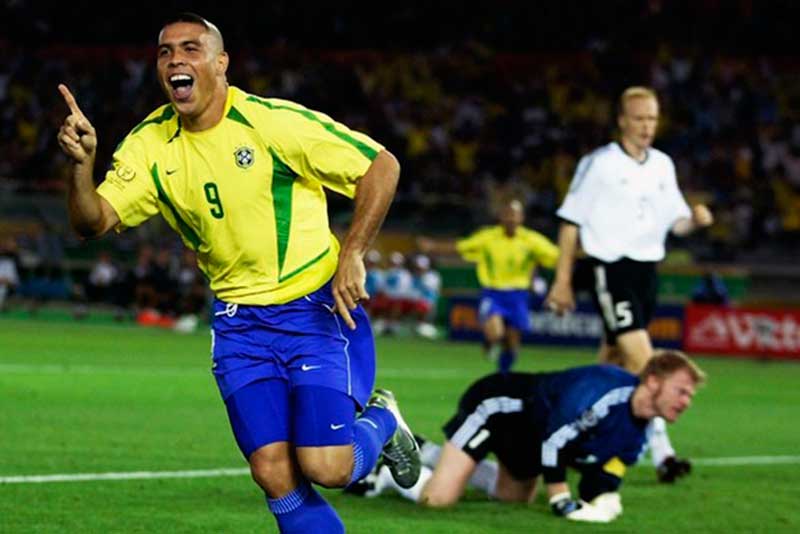 Ronaldinho fez os dois gols contra a Alemanha na final da Copa do Mundo de 2002 (Foto: Divulgação)