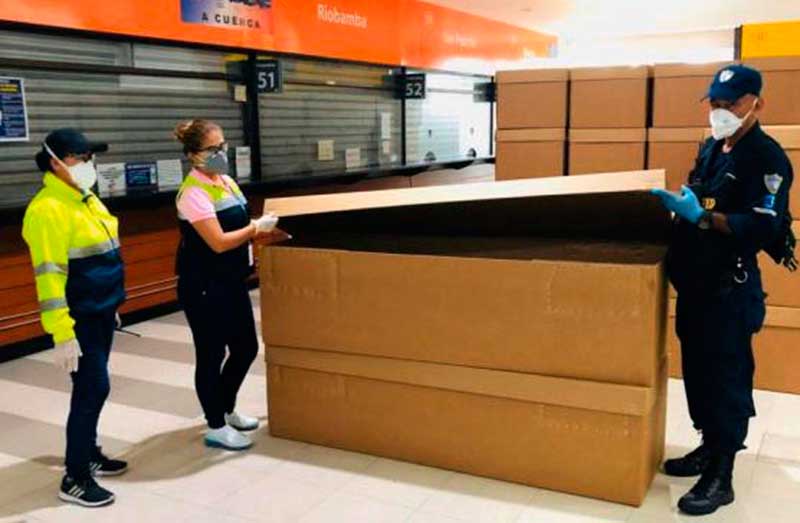 No Equador, caixões de papelão são usados para suprir a alta demanda provocada pela pandemia (Foto: Alcadia/Fotos Publicas)