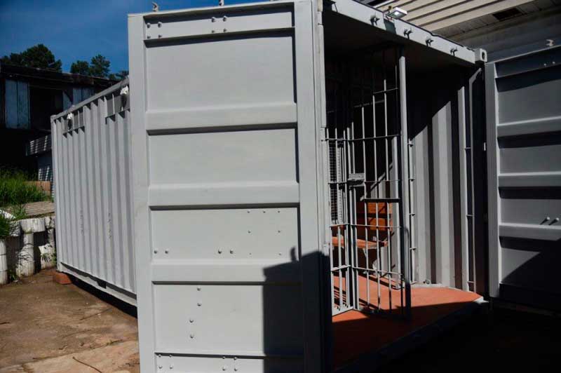 Contêineres ou celas modulares não proporcionam ventilação adequada e água corrente (Foto: Rodrigo Ziebell/SSP)