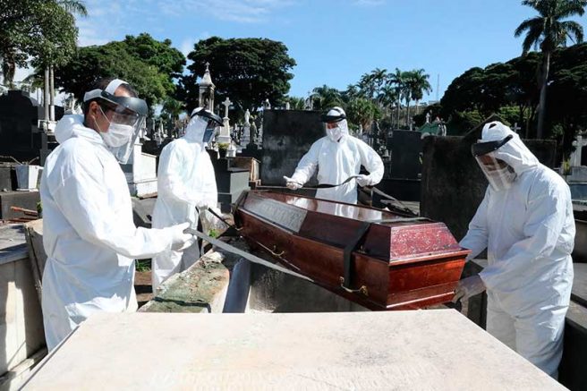 Em Belo Horizonte, coveiros usam equipamentos de proteção contra Covid-19 (Foto: Adão de Souza-PBH/Fotospublicas)