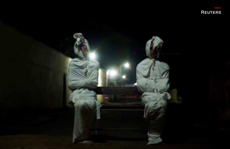 Os fantasmas na verdade são voluntários que se vestem como os 'pocongs' ou 'pochongs', segundo a CNN (Foto: CNN/Reprodução)