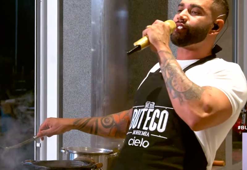 Gusttavo Lima cozinhou durante live (Foto: YouTube/Reprodução)