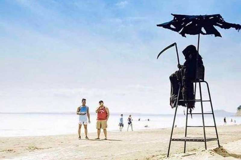 Muita gente tem ido às areias para tomar sol se assusta com o personagem (Foto: Reprodução)