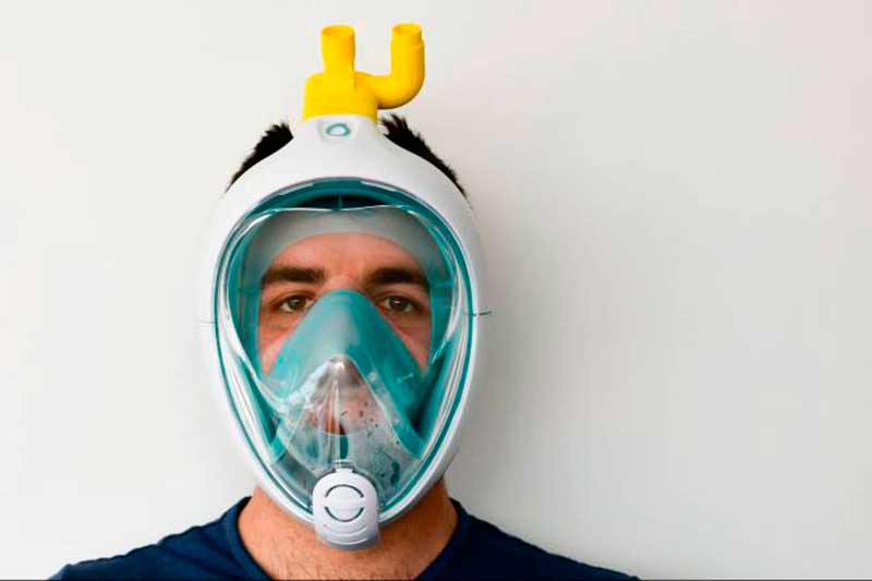 Máscaras de mergulho vão receber uma válvula produzida em impressoras 3D para ligar a máscara aos aparelhos de oxigênio (Foto: Isinnova/Divulgação)