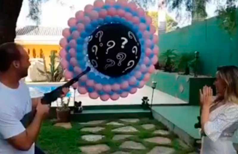 Eduardo Bolsonaro e Heloísa Wolf anunciaram o sexo da criança com um tiro em um balão que continha bolas rosas (Foto: Instagram/Reprodução)