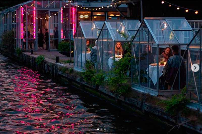 Cabine de vidro às margens de um canal em Amsterdã está sendo testado pelo restaurante Eten (Foto: Mediamatic Eten/Divulgação)