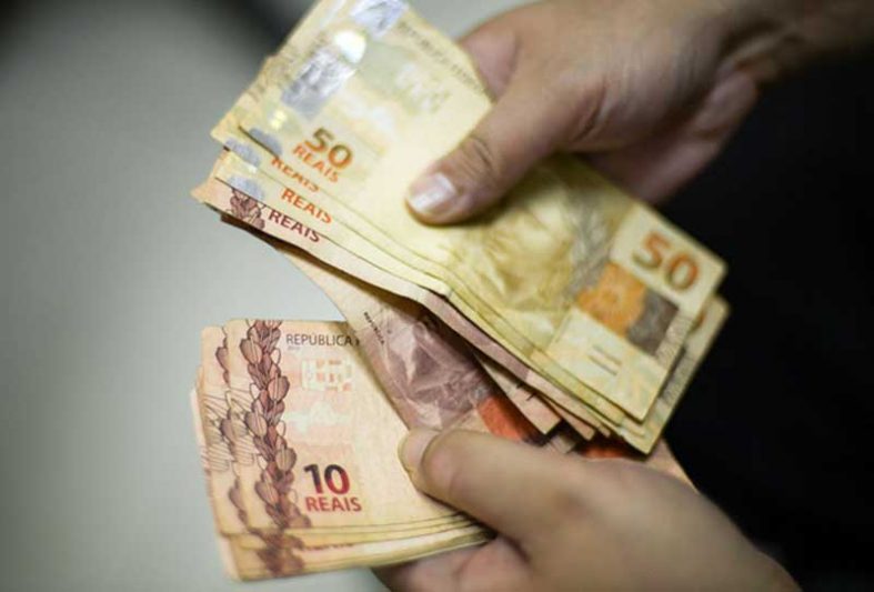 Para receber o auxílio, a renda familiar deve ser de até R$ 522,50 por pessoa ou de até três salários mínimos (Foto: Marcello Casal/Agência Brasil)