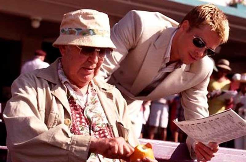 Carl Reiner ganhou destaque como o Saul Bloom, ao lado de Brad Pitt, em 'Onze Homens e um Segredo' (Foto: Reprodução)