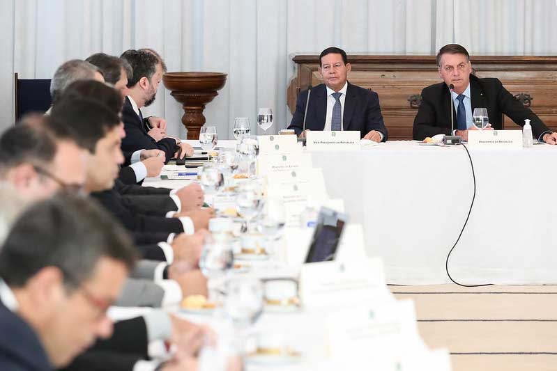 Jair Bolsonaro disse que pretende abreviar políticas de contenção no Brasil, como o isolamento e o lockdown (Foto: Marcos Corrêa/PR)