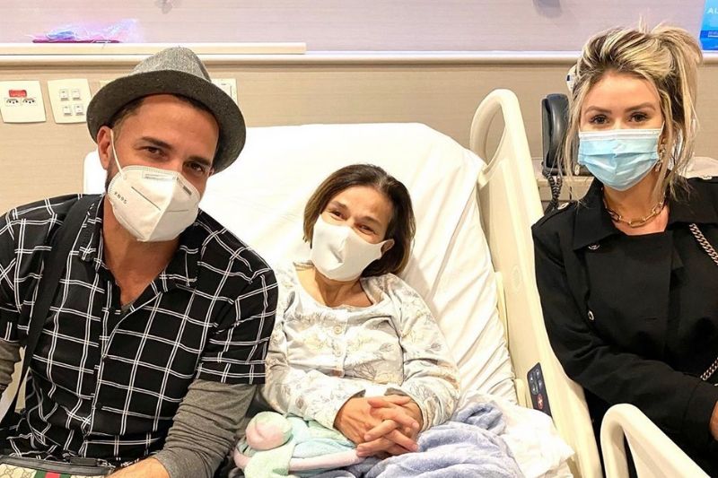 Cantor Latino e sua noiva Rafaella Ribeiro visitaram a atriz Claudia Rodrigues no hospital Albert Einstein (Foto: Reprodução/Instagram/@latino)